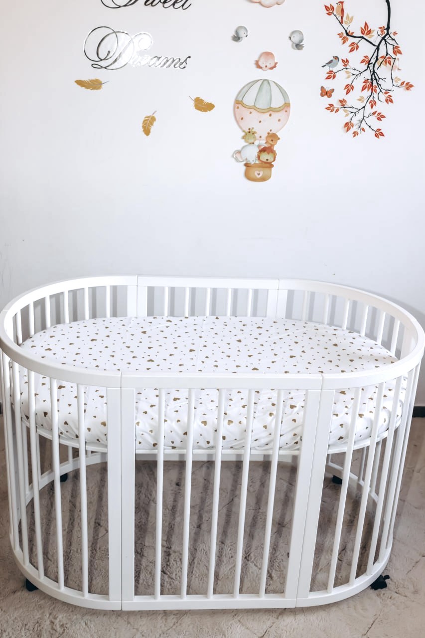 Cearceaf Premium Ranforce 5 Stele – cu inimioare aurii și gri, pentru Pătuț Bebeluș (Rotund 75x75 / Oval 77x127 / 120x60)