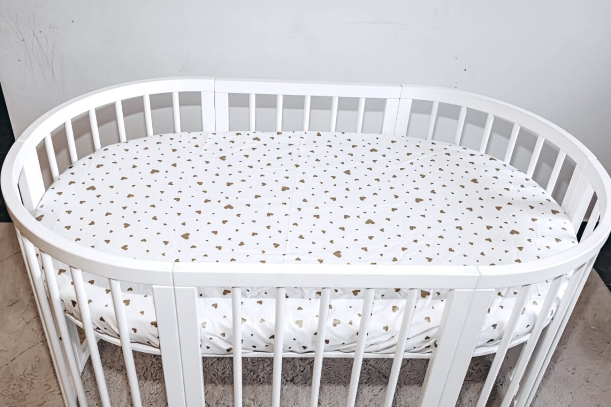 Cearceaf Premium Ranforce 5 Stele – cu inimioare aurii și gri, pentru Pătuț Bebeluș (Rotund 75x75 / Oval 77x127 / 120x60)