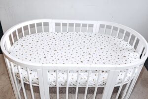 Cearceaf Premium Ranforce 5 Stele – cu inimioare aurii și gri, pentru Pătuț Bebeluș (Rotund 75x75 / Oval 77x127 / 120x60)