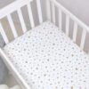 Cearceaf Premium Ranforce 5 Stele – cu inimioare aurii și gri, pentru Pătuț Bebeluș (Rotund 75x75 / Oval 77x127 / 120x60)