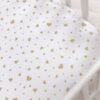 Cearceaf Premium Ranforce 5 Stele – cu inimioare aurii și gri, pentru Pătuț Bebeluș (Rotund 75x75 / Oval 77x127 / 120x60)
