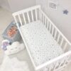 Cearceaf Premium Ranforce 5 Stele – cu inimioare aurii și gri, pentru Pătuț Bebeluș (Rotund 75x75 / Oval 77x127 / 120x60)