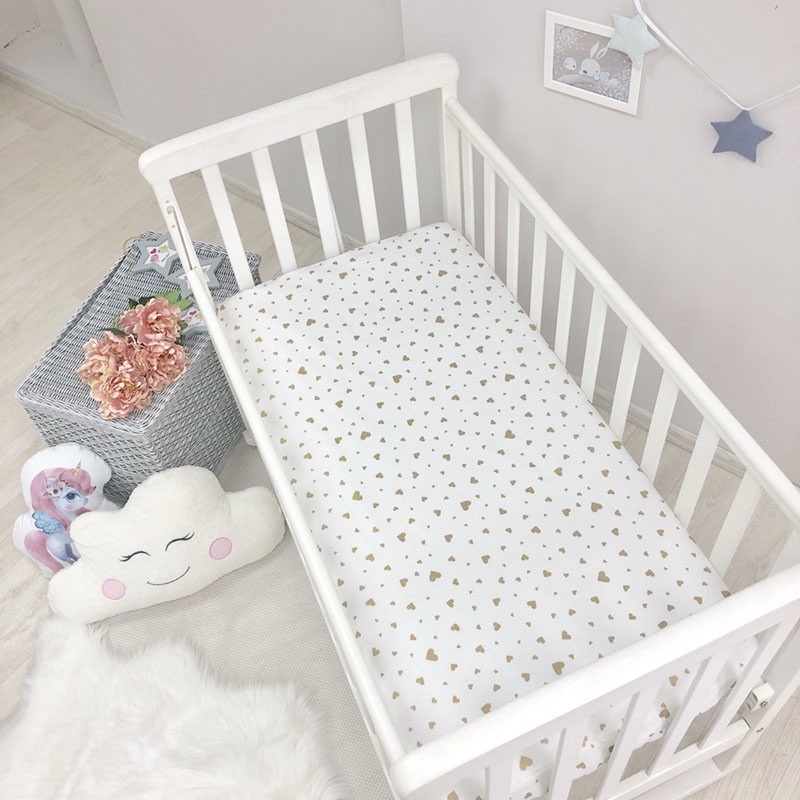 Cearceaf Premium Ranforce 5 Stele – cu inimioare aurii și gri, pentru Pătuț Bebeluș (Rotund 75x75 / Oval 77x127 / 120x60)