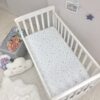 Cearceaf Premium Ranforce 5 Stele – cu inimioare aurii și gri, pentru Pătuț Bebeluș (Rotund 75x75 / Oval 77x127 / 120x60)