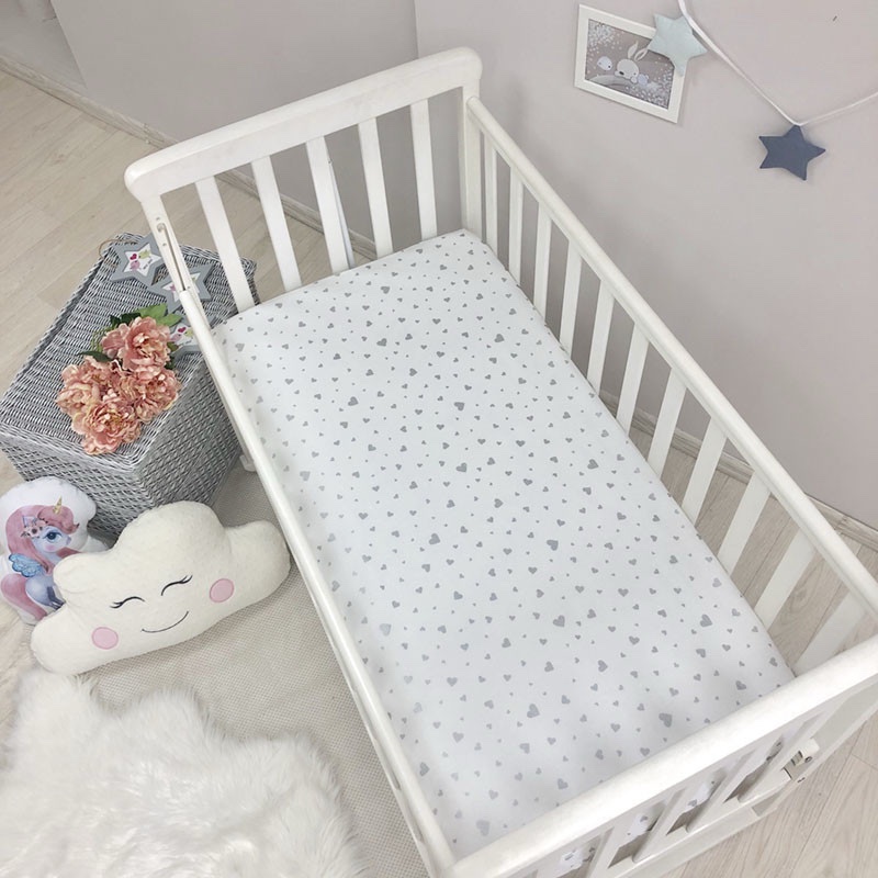 Cearceaf Premium Ranforce 5 Stele – cu inimioare aurii și gri, pentru Pătuț Bebeluș (Rotund 75x75 / Oval 77x127 / 120x60)