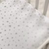 Cearceaf Premium Ranforce 5 Stele – cu inimioare aurii și gri, pentru Pătuț Bebeluș (Rotund 75x75 / Oval 77x127 / 120x60)
