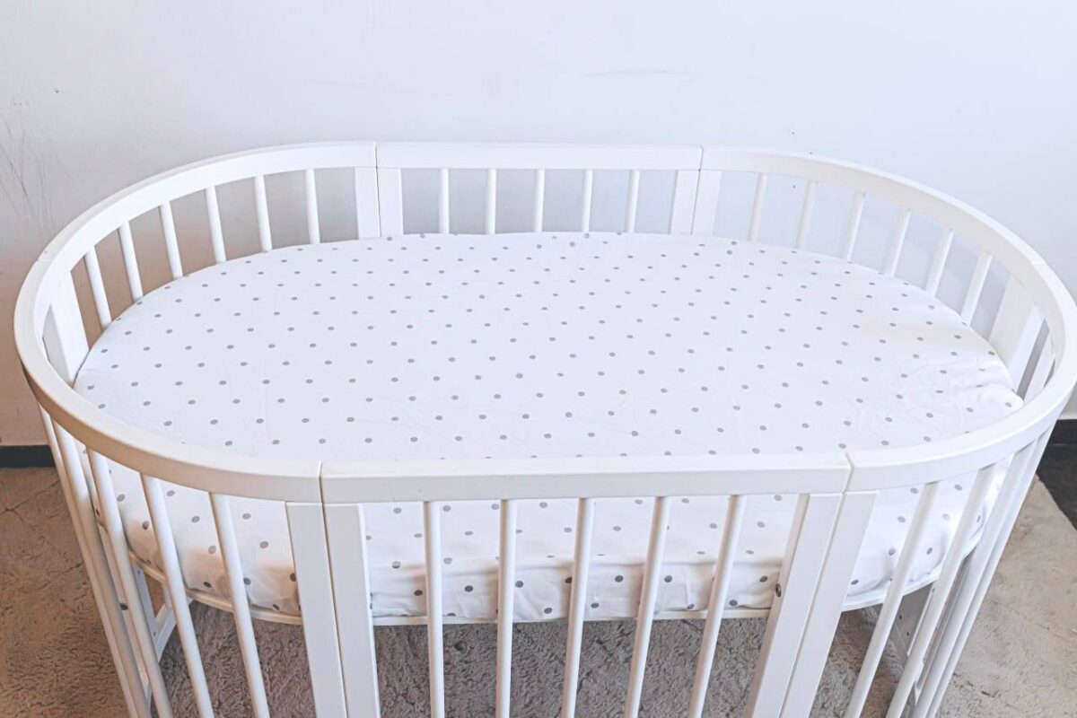 Cearceaf Premium Ranforce 5 Stele – cu buline gri, pentru Pătuț Bebeluș (Rotund 75x75 / Oval 77x127 / 120x60)